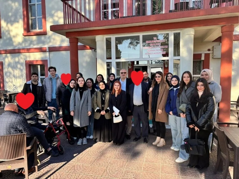 Kırklareli Üniversitesi Sağlık Bilimleri Fakültesi Sosyal Hizmet Bölümü öğrencileri, huzurevini