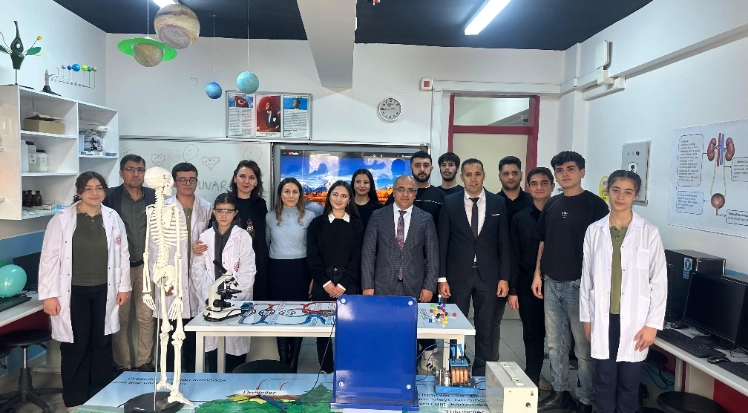 üniversite öğrencileri, geleceğin bilim insanlarına laboratuvar desteği sağladı Süleyman Demirel