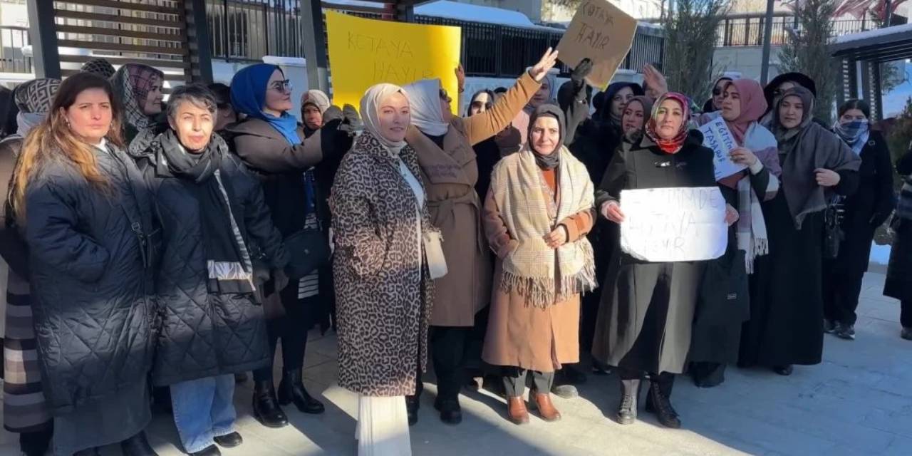 Vandaki Egitim Calisanlarinin Protestosu