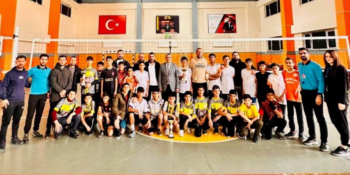 Şemdinli Tekelli Ortaokulu Yıldız Erkekler Voleybol İl Birincisi Oldu Yüksekova’da