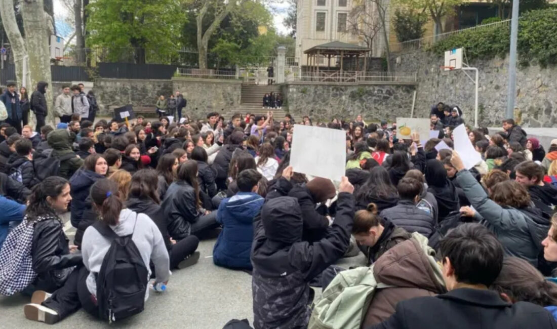 Öğretmen Krizi: Beşiktaş Anadolu Lisesi Öğrencileri Eylemde Atamalar Nedeniyle Öğretmen