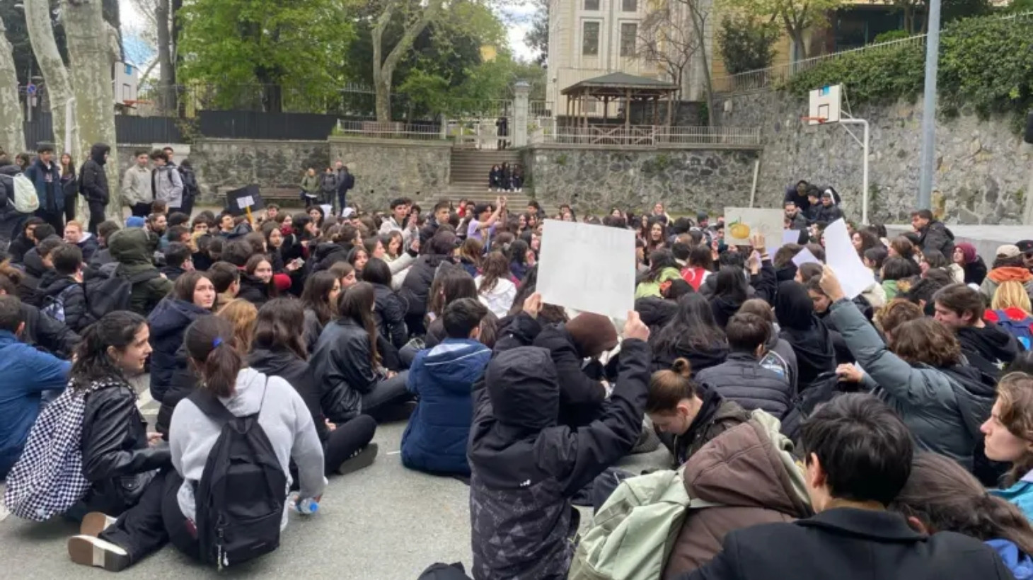Öğretmen Krizi: Beşiktaş Anadolu Lisesi Öğrencileri Eylemde Atamalar Nedeniyle Öğretmen