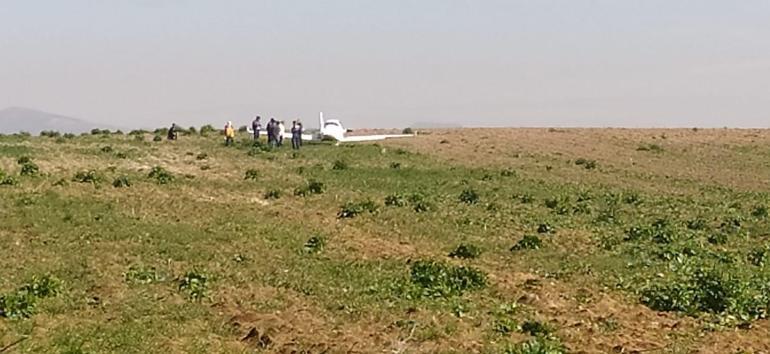 Eğitim uçağı tarlaya zorunlu iniş yaptı