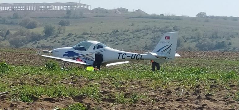 Eğitim uçağı tarlaya zorunlu iniş yaptı