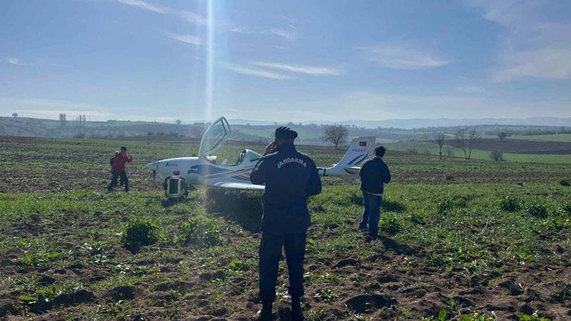Yenişehir Havalimanı’nda Eğitim Uçağı Tarlaya Zorunlu İniş Yaptı Yenişehir Havalimanı’nda