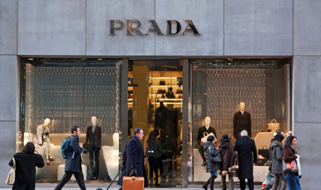 Prada, İtalyan Moda Devi Versace’yi Satın Almayı Planlıyor Prada, Versace’yi