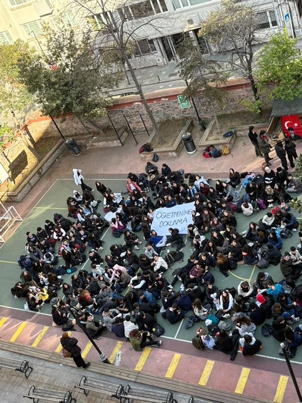 Liseliler, kadro dışı kalan öğretmenleri için ayakta