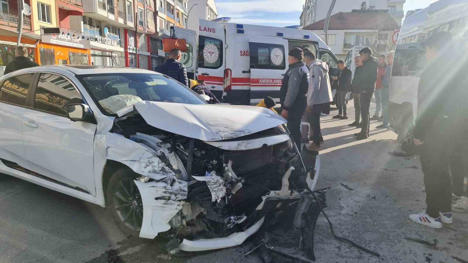 Bucak İlçesinde Okul Servisi ve Otomobil Kaza Yaptı: 5 Öğrenci 6 Kişi Yaralandı