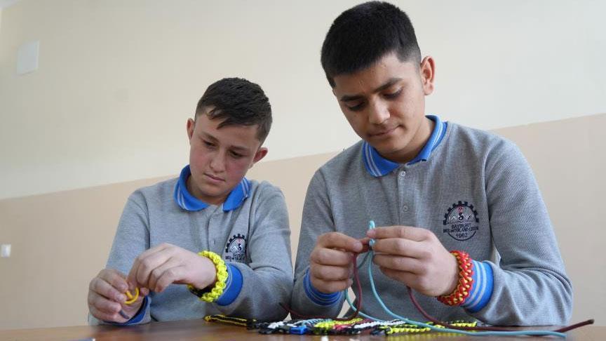 Mesleki ve Teknik Anadolu Lisesinden Öğrencilere Destek: Bileklik Üretim Atölyesi