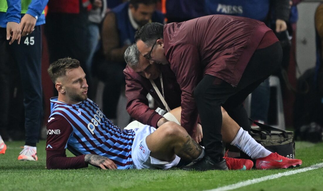 Trabzonsporlu futbolcu Denis Draguş’un sol bacak üst arka kasında yaralanma