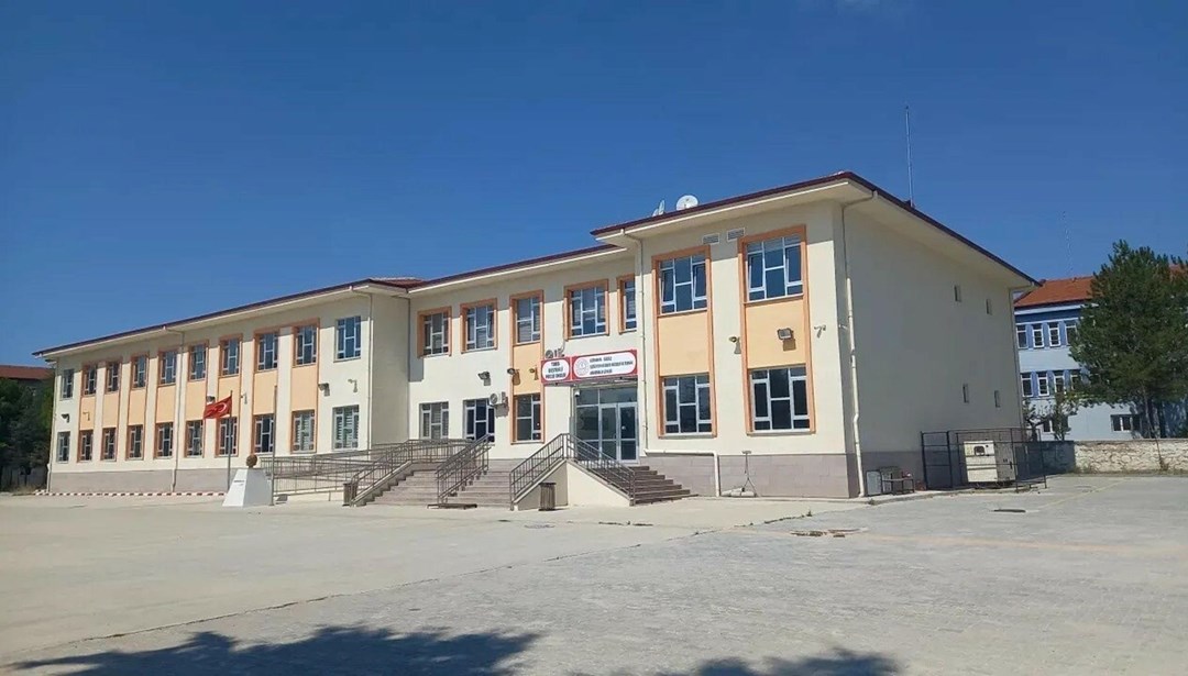 Gediz Yunus Emre Teknik ve Anadolu Lisesi Öğrencileri Zehirlenme Belirtileri