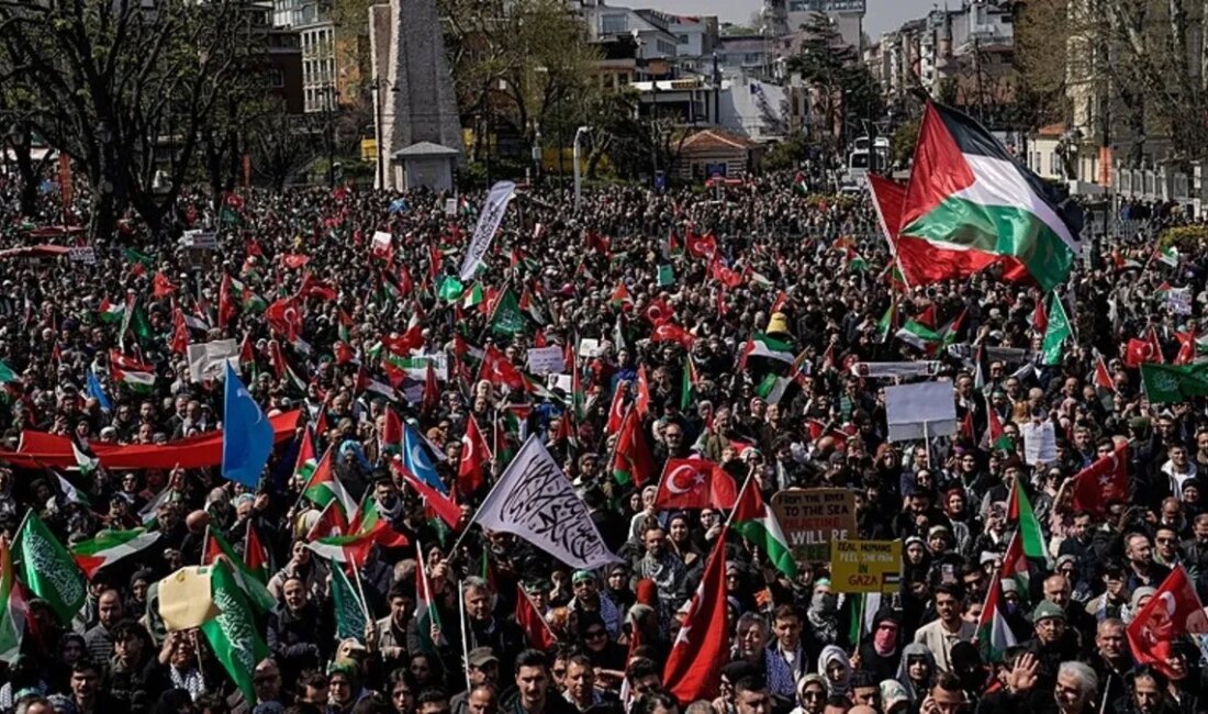 üniversite öğrencileri İsrail’in Gazze’ye yönelik saldırılarını protesto etmek için Beyazıt