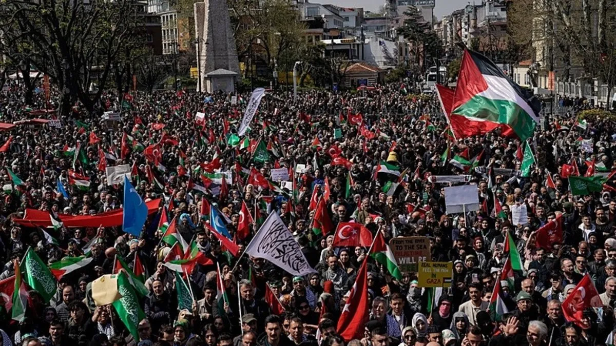 üniversite öğrencileri İsrail’in Gazze’ye yönelik saldırılarını protesto etmek için Beyazıt