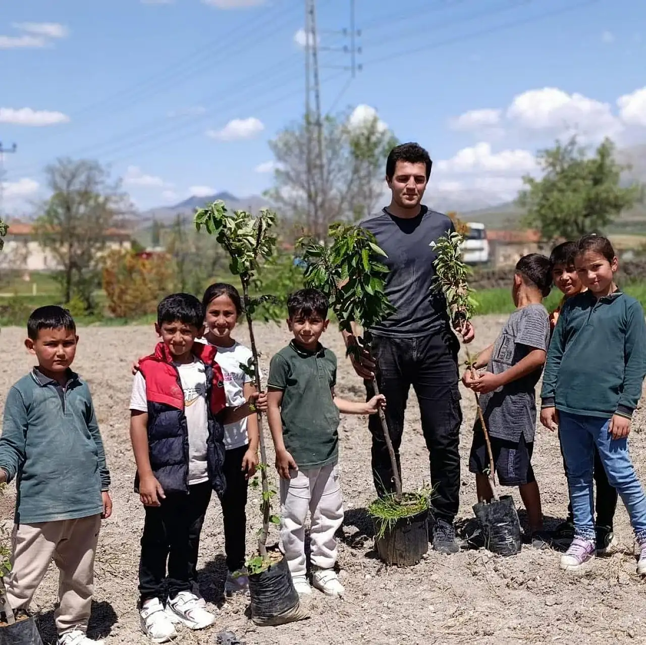 Okul Bahçesi Artık Yeşil Bir Cennet: Meyve Fidanları Toprakla Buluştu! Okul bahçesi dikim anı