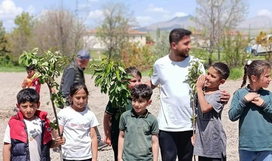 Kayseri’nin Tomarza İlçesinde Okul Bahçesine Meyve Fidanları Dikildi Kayseri’nin Tomarza