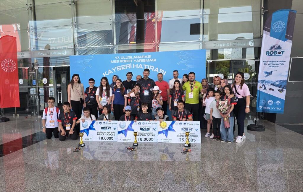 Kayseri’de düzenlenen 17. Uluslararası Robot Yarışması’na Sivaslı öğrenciler damga vurdu