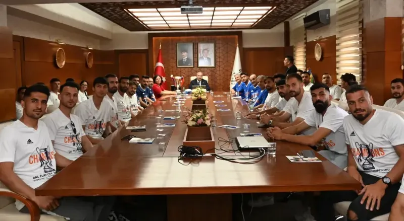 Vali Fidan'dan Suvermez Kapadokya Spor'a 3. Lige Yükseliş Tebriği Vali Fidan’dan 3. Lige Yükselen Suvermez Kapadokya Spor’a Tebrik