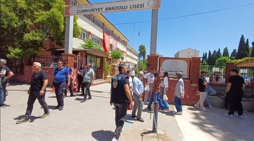 Aydın Lisesinde Öğretmen ile Yemek Kuryesi Arasında Yumruklu Kavga!Haberin BaşlıklarıAydın