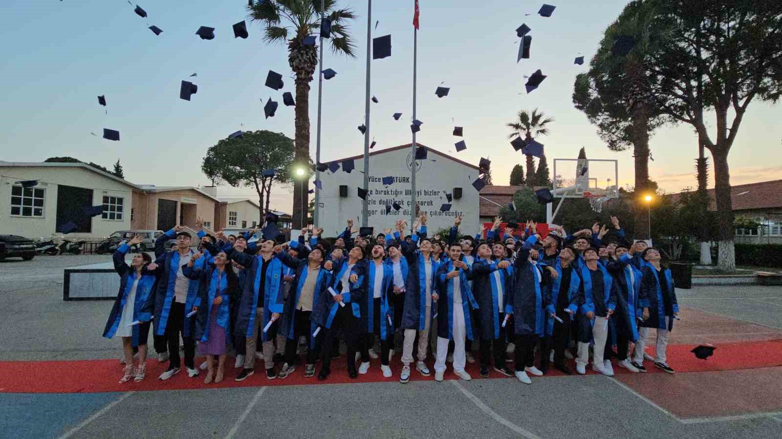 Nazillide Meslek Lisesi Mezunlari Sevincle Diplomalarini Aldi