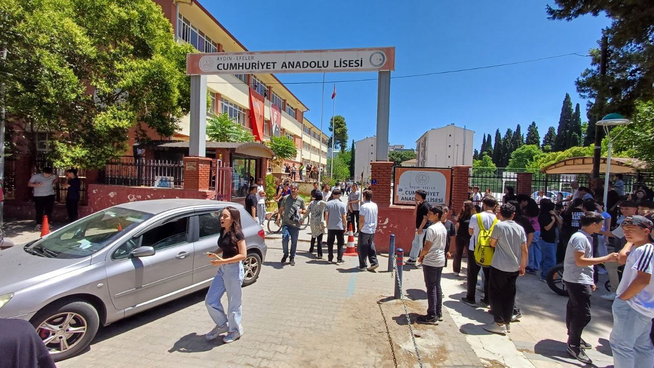 Ogretmen Ve Kurye Arasinda Lise Onunde Gergin Anlar Yasandi