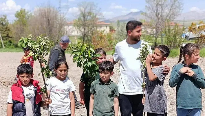 Okul Bahçesi Artık Yeşil Bir Cennet: Meyve Fidanları Toprakla Buluştu! Okul bahçesi yeni fidanlarla daha yeşil hale geldi!