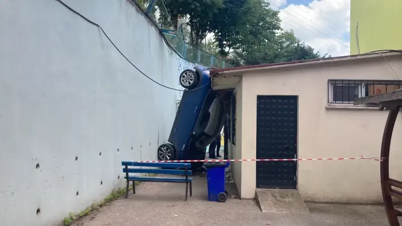 Darıca’da Otomobilin Duvara Uçarak Okul Bahçesine Asılması Büyük Bir Facianın