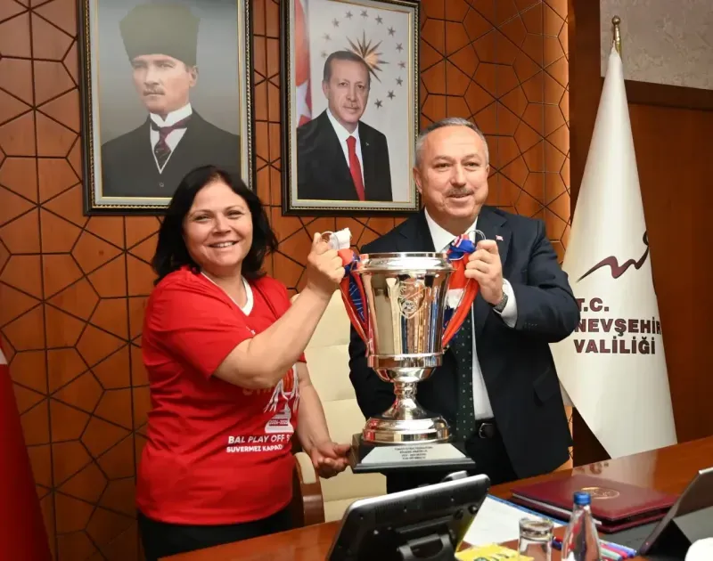 Vali Fidan'dan Suvermez Kapadokya Spor'a 3. Lige Yükseliş Tebriği Vali Fidan’dan 3. Lige Yükselen Suvermez Kapadokya Spor’a Tebrik