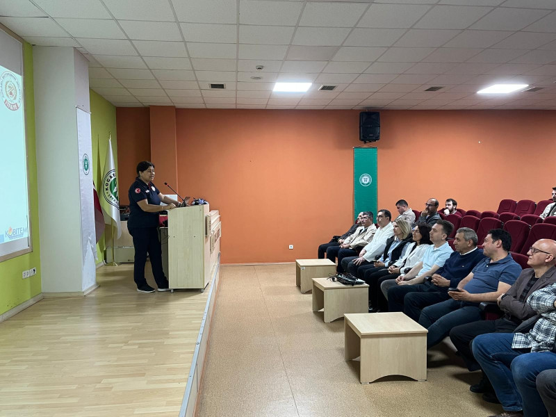 Büyükşehir İtfaiyesi'nden KOÜ Personeline Yangın Güvenliği Eğitimi Yangın Eğitimi Uygulaması