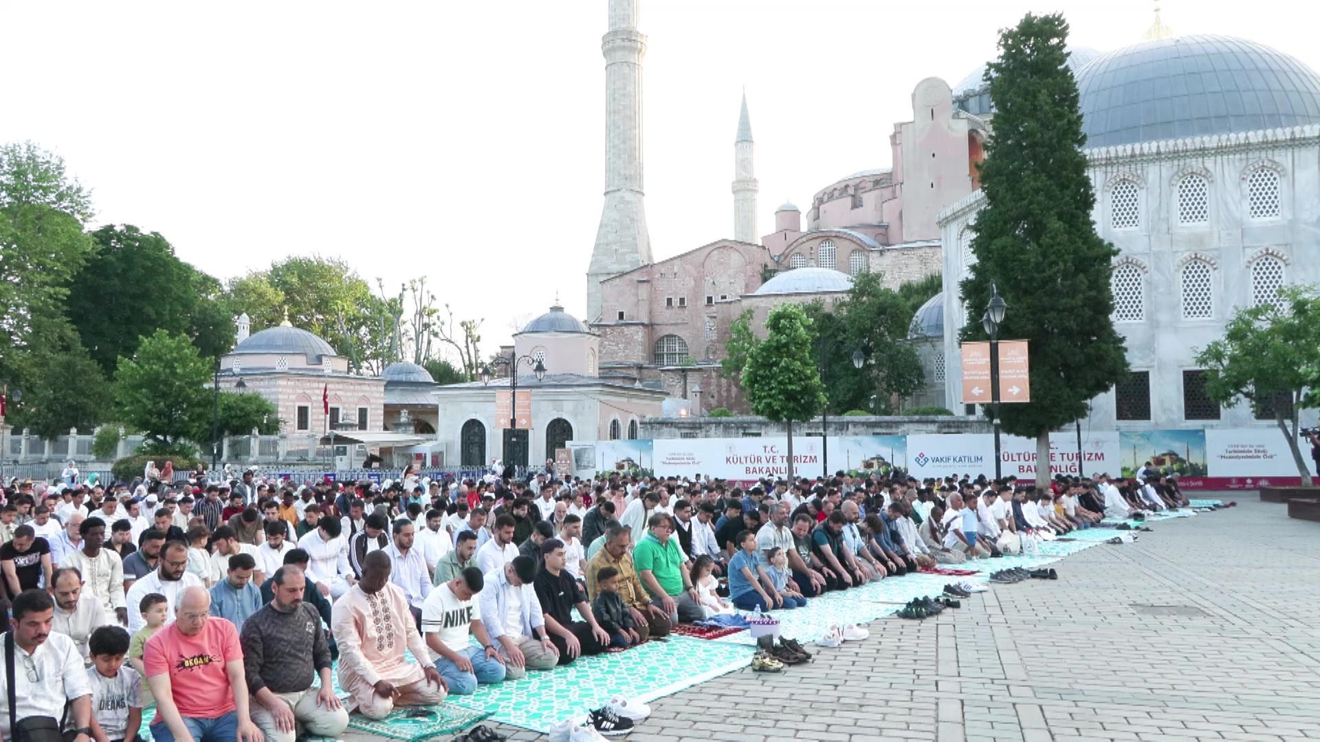 1749218035 Ayasofyada Bayram Namazi Coskuyla Ikame Edildi