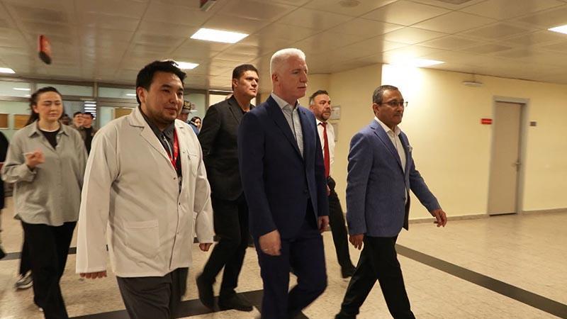 İstanbul Valisi Davut Gül’den Bayram Ziyareti: Bağcılar Hastanesindeki Çalışanlar ve