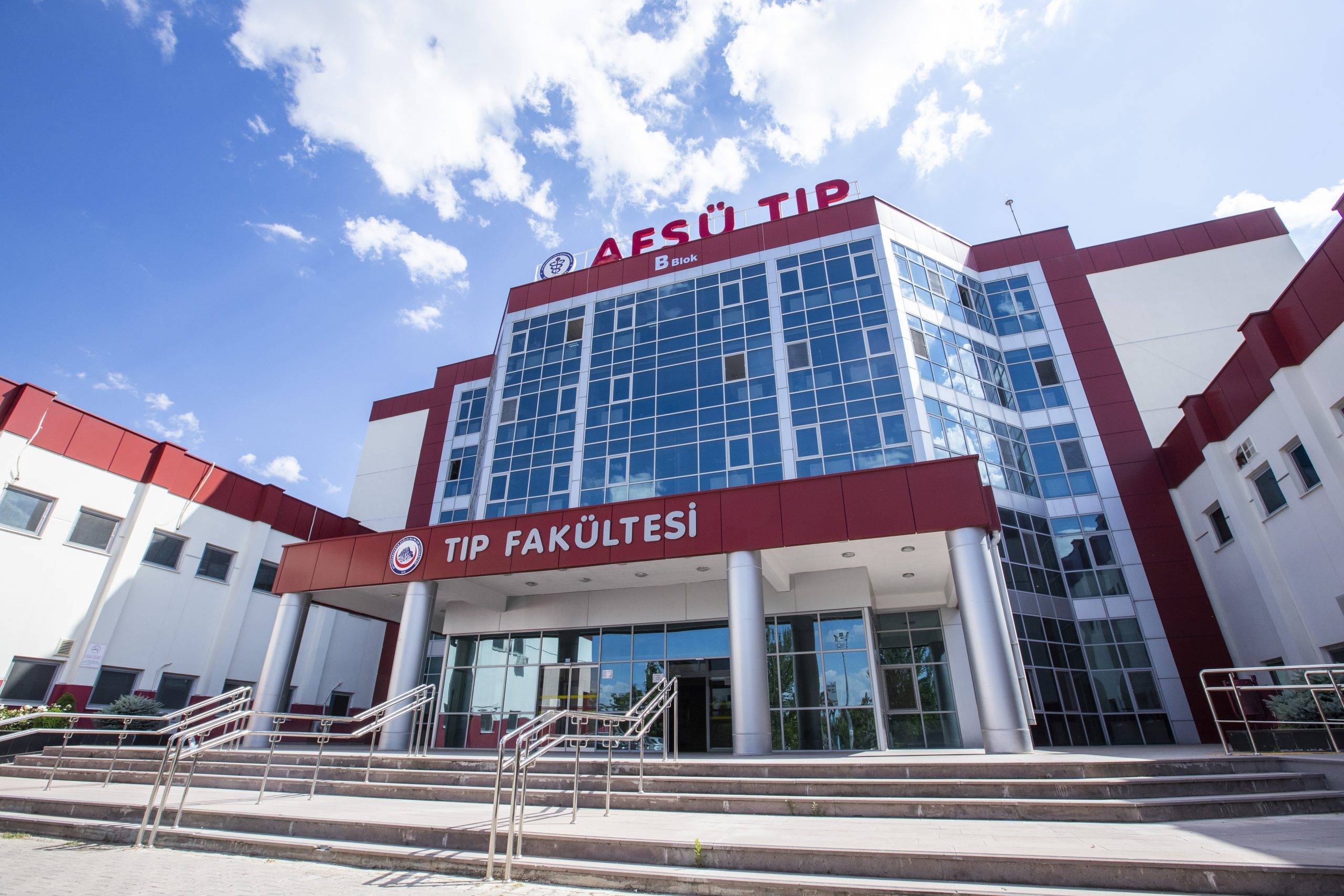 AFSÜ, hem akademik başarı hem de öğrenci memnuniyeti anlamında kaydettiği