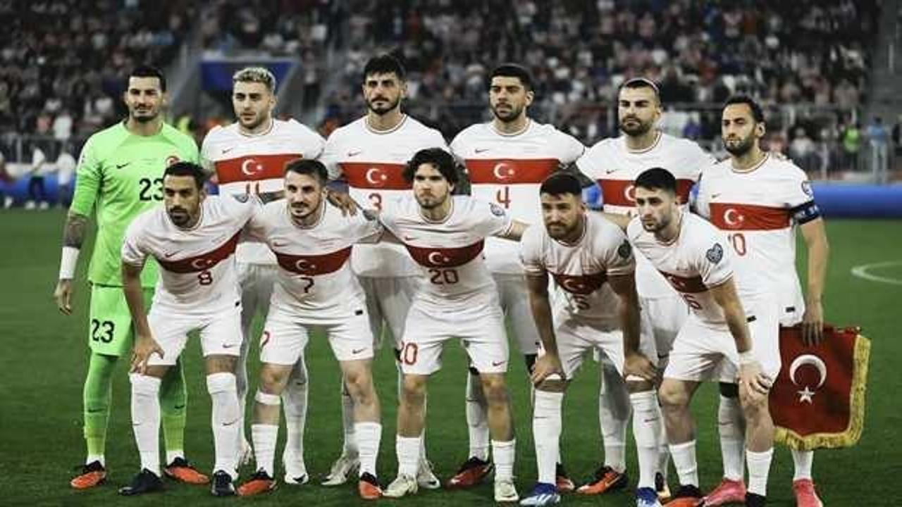Milli Takım'ın yıldızı ünlü oyuncuyla evlilik yolunda ilk adımı attı!