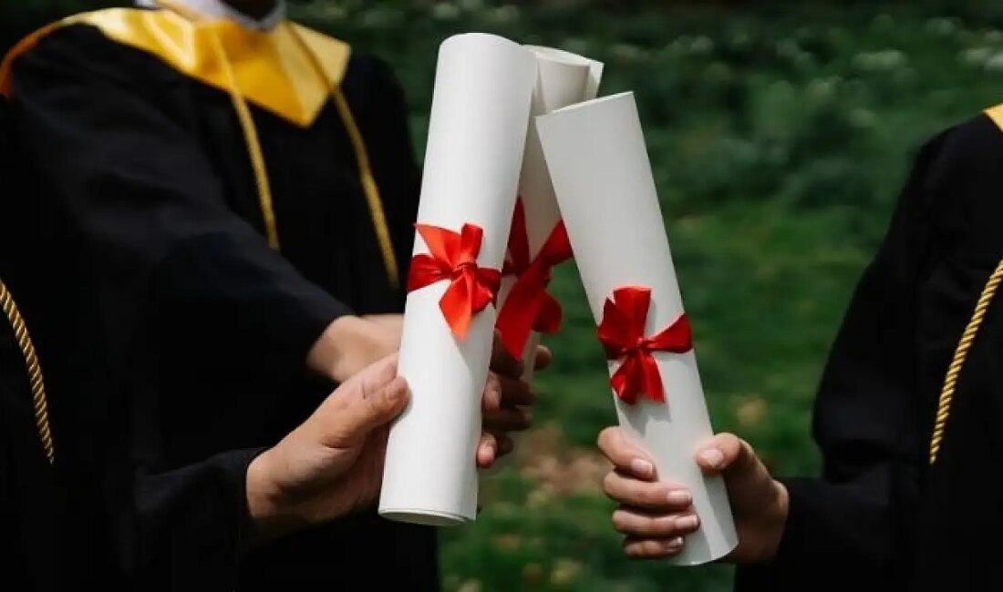 Kayseri Yahyalı’da Duygusal Mezuniyet Töreni: Üç Öğrenci Diplomasını Aldı 25.06.2025