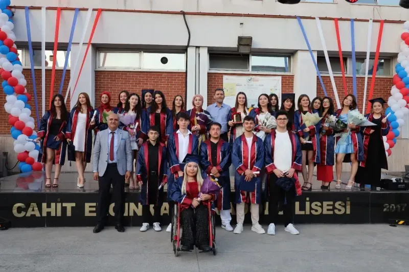 Cahit Elginkan Anadolu Lisesi’nde Mezuniyet Coşkusu Cahit Elginkan Anadolu Lisesi,