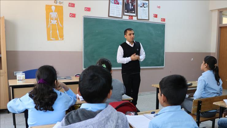 Öğrencilerin Karneleri: Başarıyı Kutlamak ve Geleceğe Hazırlanmak Özellikle lise ve