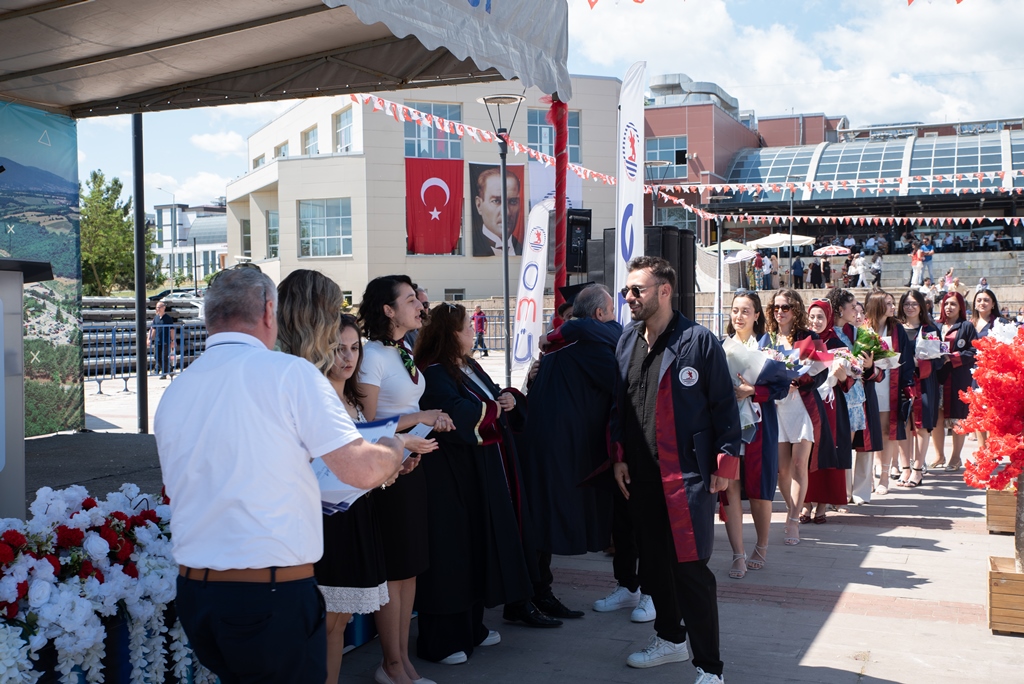 Yaklaşık 500 Öğrenci Mezuniyet Sevinci Yaşadı İnsan ve Toplum Bilimleri