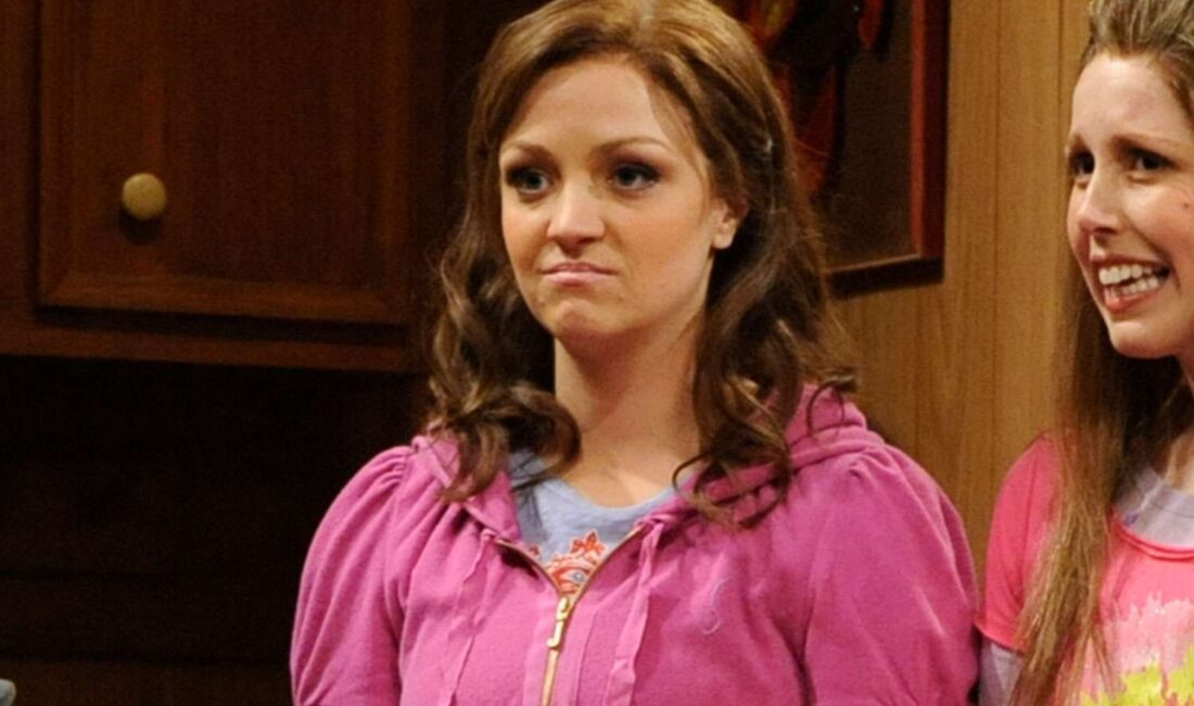 Abby Elliott: Komedi Ailesinin Mirasını Taşıyan Yıldız SNL’den Ayrılış ve