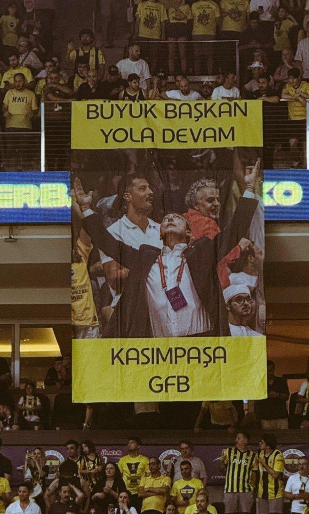 Ali Koç İçin Açılan Şampiyonluk Pankartı Gündem Oldu