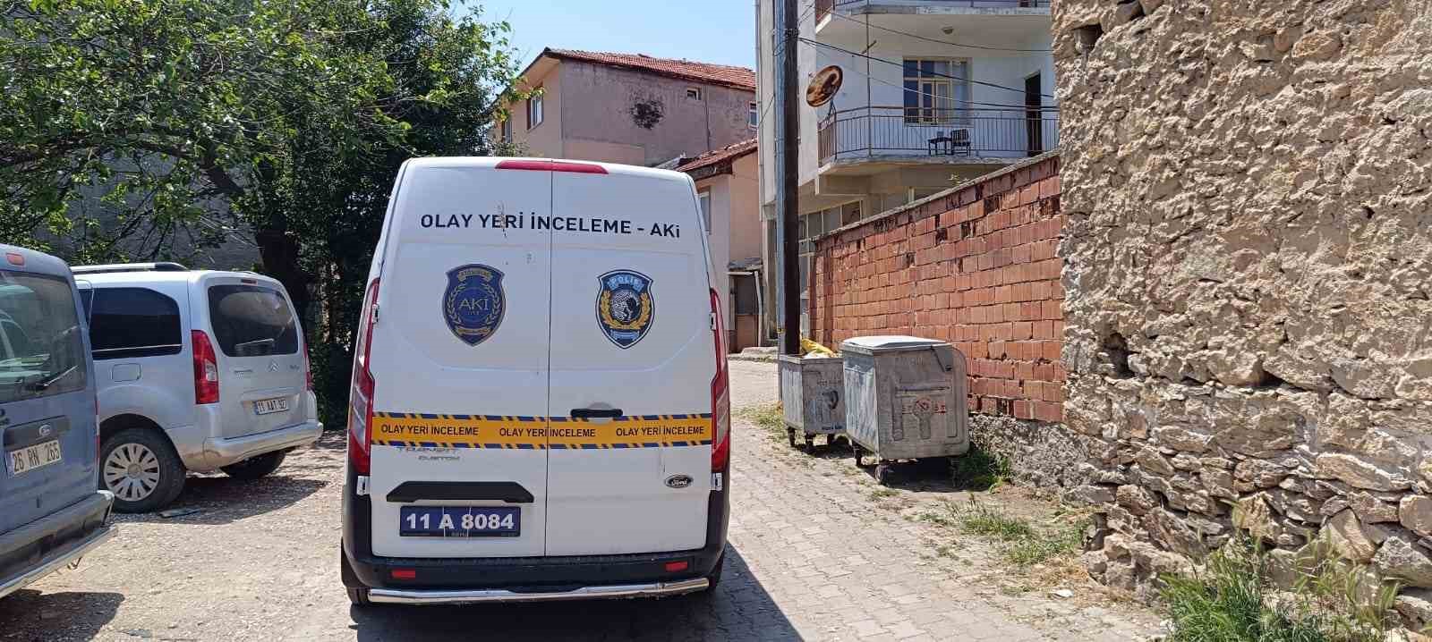 Balkondan Dusen Emekli Ogretmen Agir Yaralandi