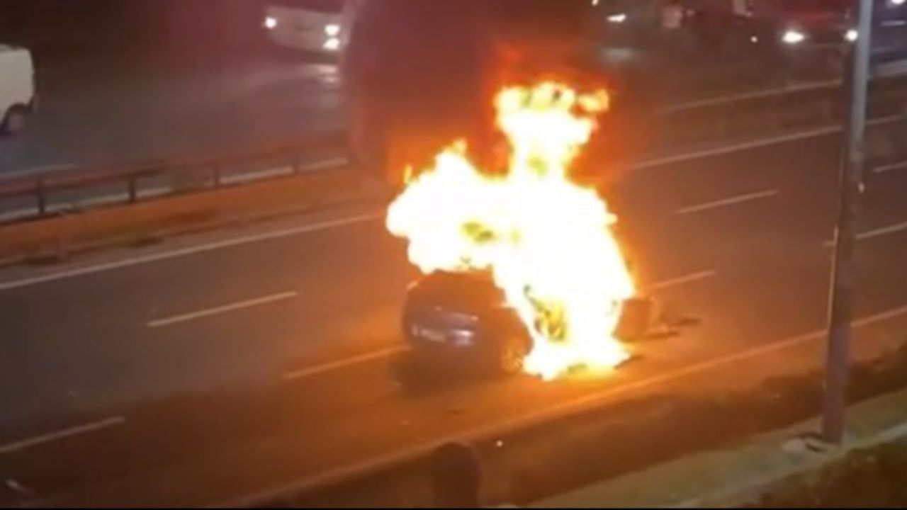 Bariyerlere Carpan Arac Alevlere Teslim Oldu Istanbulda Korku Dolu Anlar
