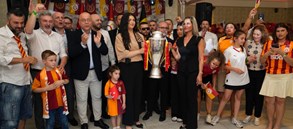 Galatasaray’ın 25. Şampiyonluk Kupası, Belçika’da Taraftarlarla Buluştu Brüksel’de Unutulmaz Bir