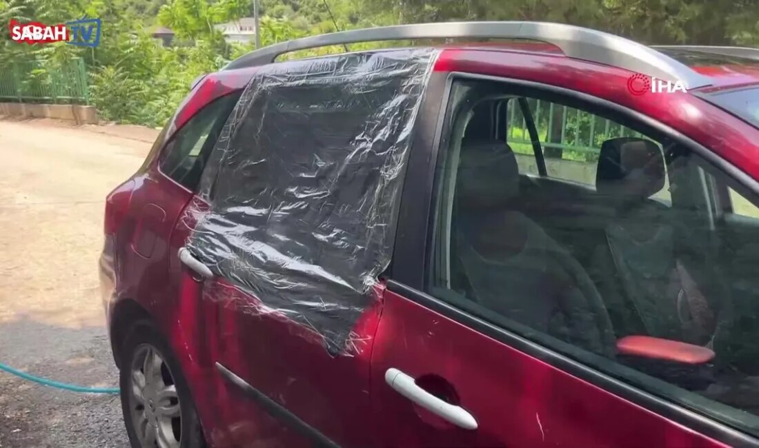 Kocaeli’de Kaçan Kurbanlık Boğa, Garaj Çatısından Otomobilin Üzerine DüştüHaberin BaşlıklarıKocaeli’de