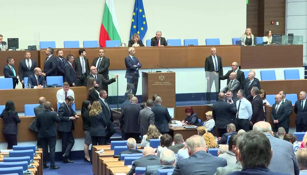 Bulgaristan, Euro Bölgesi’ne Katılmak İçin Hazırlanıyor: Parlamentoda Gergin AnlarHaberin BaşlıklarıBulgaristan,