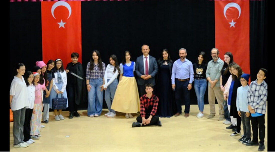 Çankırı Eğitim Şenliği’nde Unutulmaz Tiyatro Gösterisi Tiyatro Gösterisi ve Katılımcılar