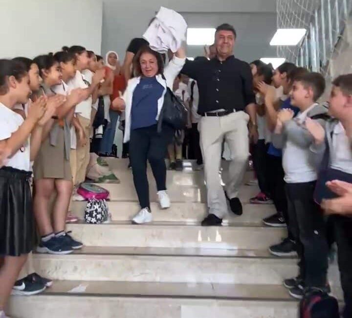İskenderun’da Öğretmen Necla Özdaş’a Duygusal Veda TöreniHaberin Başlıklarıİskenderun’da Öğretmen Necla