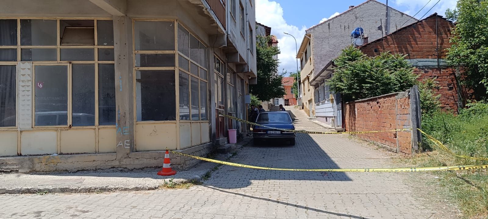 Emekli Ogretmen Balkondan Dusup Agir Yaralandi Sakaryadan Son Gelisme