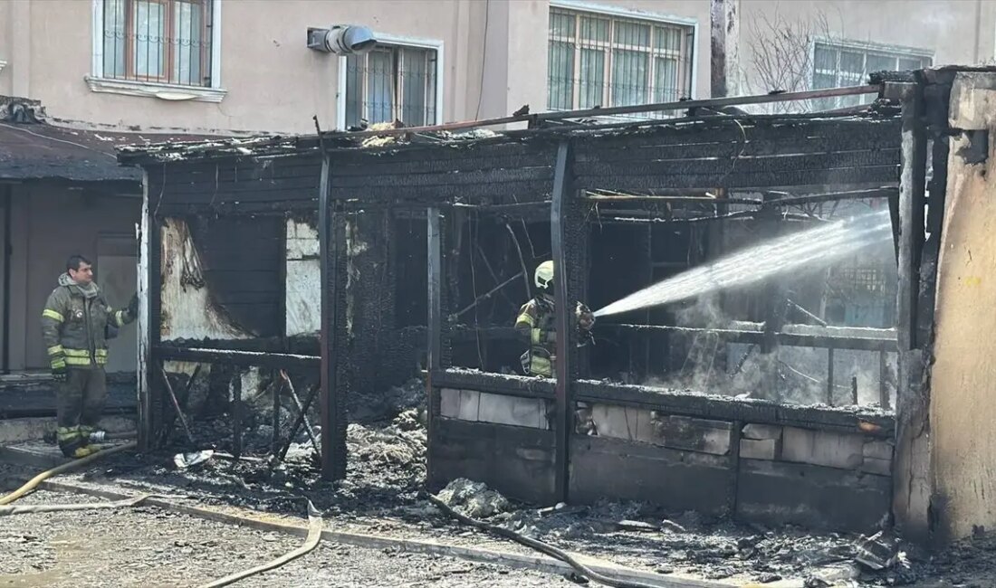Yangın, Esenyurt’taki Özel Erkek Öğrenci Yurdunun Kulübesini Söndürdü Esenyurt’ta Yangın