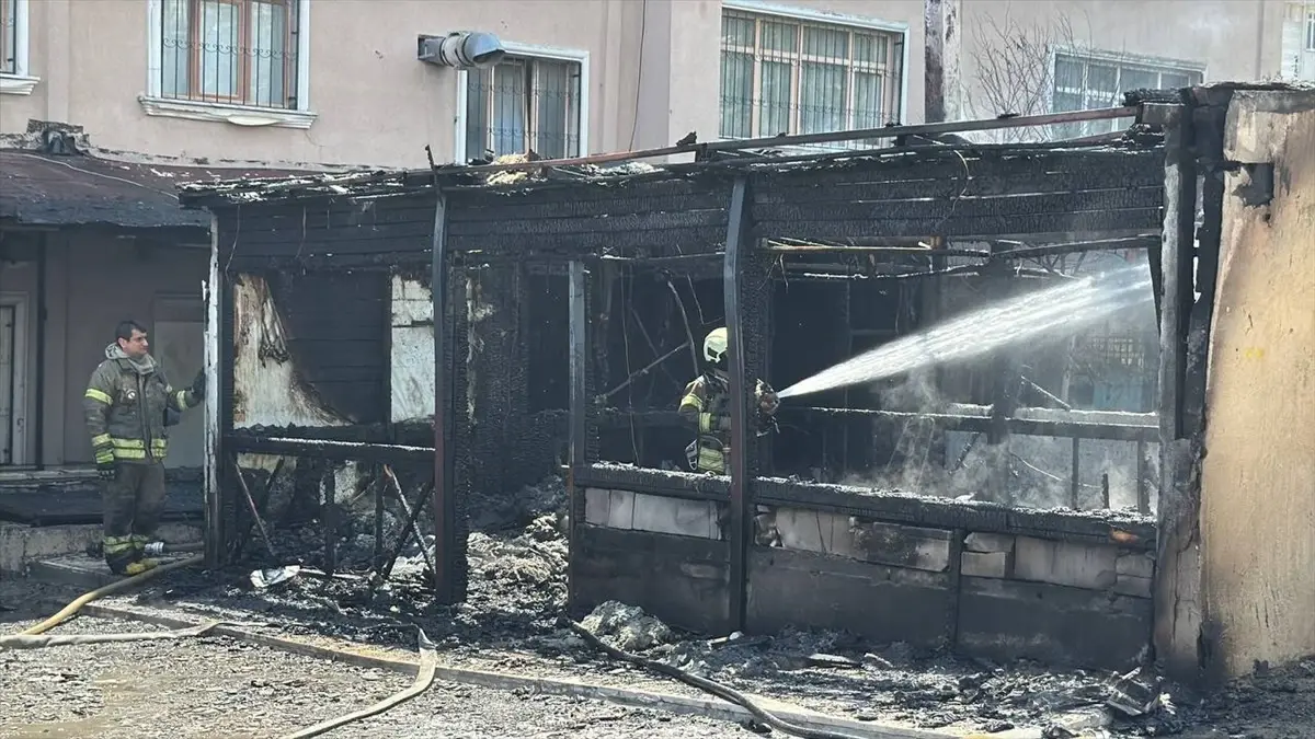 Yangın, Esenyurt’taki Özel Erkek Öğrenci Yurdunun Kulübesini Söndürdü Esenyurt’ta Yangın