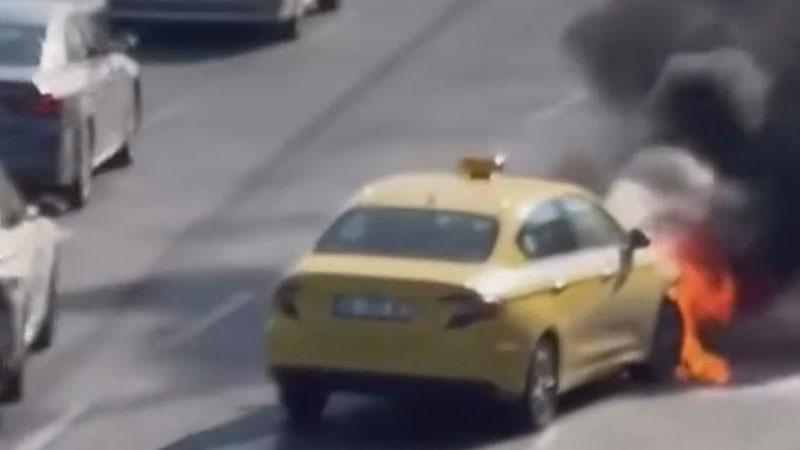 Fatih’te Taksi Yangını: Motor Kısmında Çıkan Alevler İle Yangın Söndürüldü