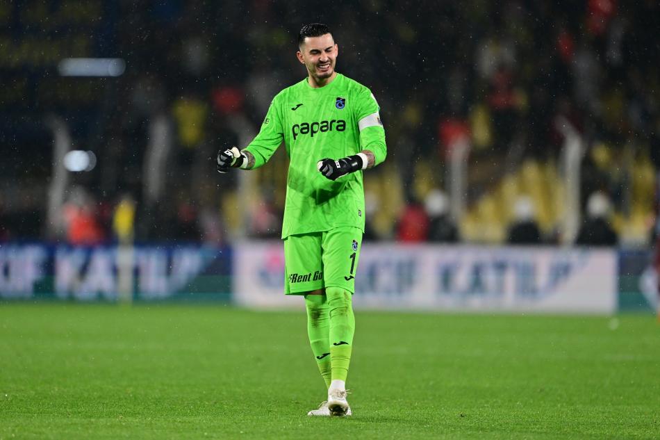 Fenerbahçe’de Livakovic ile Ayrılık Gözlüyor: Hırvat Kalecinin Geleceği Belirsiz Fenerbahçe’deki